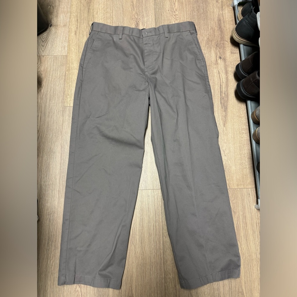 Croft & Barrow men’s flat front khaki pants, gray size 36x30 EUC barely worn